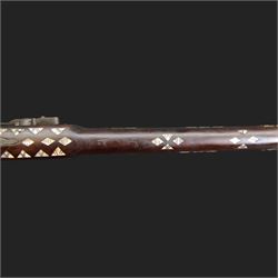 Indian Jezail style flintlock blunderbuss with 61cm bell mouth blunderbuss barrel with engraved floral design, the butt with mother of pearl triangular inlays, overall L97cm