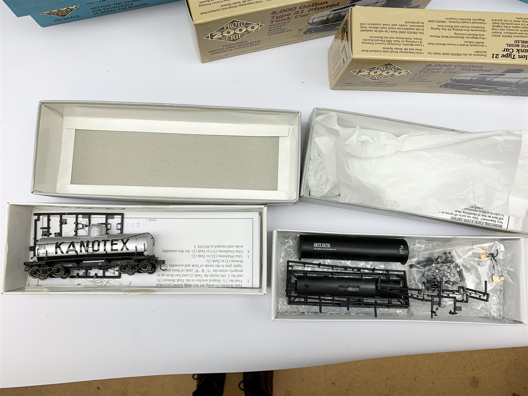 American Life-Like Proto 1000/2000 HO scale - three Baltimore & Ohio locomotives comprising FA2 No.4032, FB2 No.5016 and Budd RDC No.1951; and four 8000 Gallon Type 21 Riveted Tank Cars, one in kit form, two factory built and one kit built, all boxed (7)