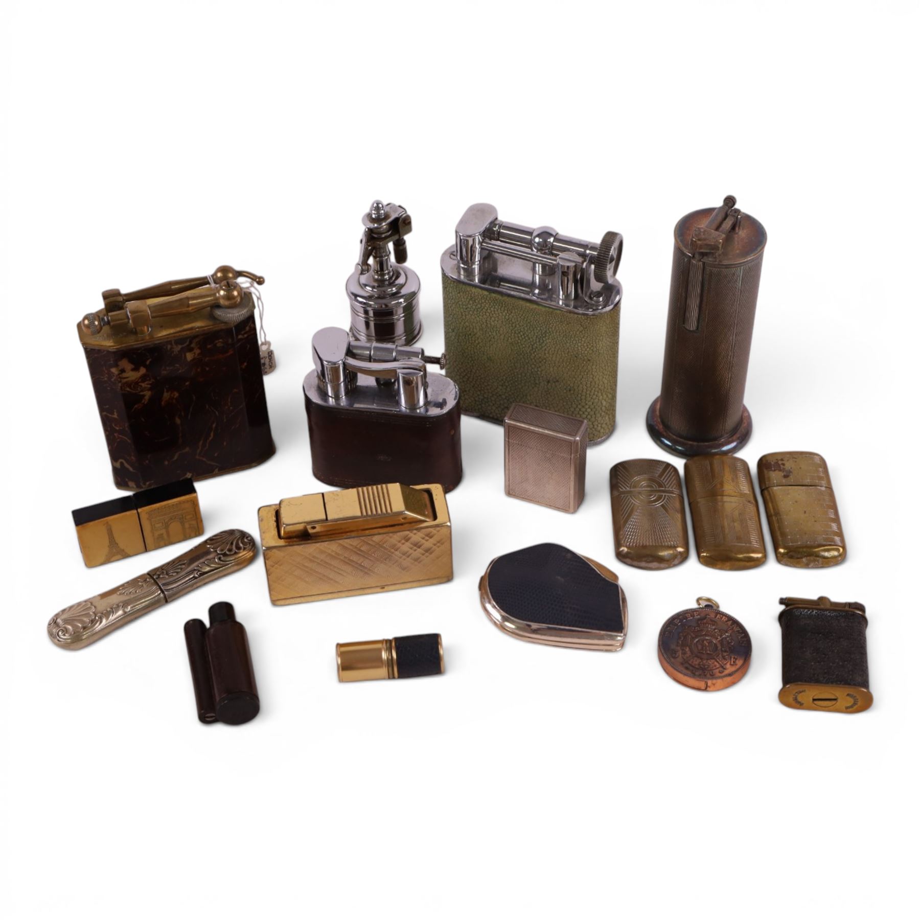 Collection of lighters, including three Art Deco cased lighters, Fujiama table lighter, Parker Roller lighter etc 