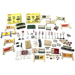 Hornby Dublo/Dinky etc - quantity of accessories including two blister packed 5037 Lineside Notices; Urinal; Book Kiosk; Coal Store; Destination Board/Seat; twelve road signs/traffic lights; ten advertising hoardings; boxed gradient and mile posts; boxed 1575 Lighting Kit; trackside signs, assorted luggage etc