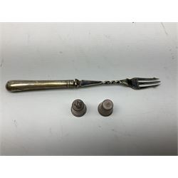 Two hallmarked silver thimbles to include late 20th century example with frog surmount stamped Clive & Clarissa Cooke, London, silver plated fork with hallmarked silver handle, together with a quantity of silver plated and other metal ware