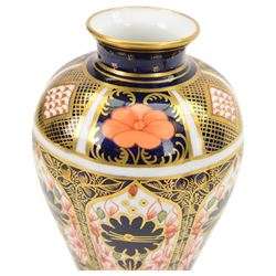 Late 20th century Royal Crown Derby Imari 1128 pattern vase and cover, of baluster form with domed lid, with printed marks beneath including lid H23cm