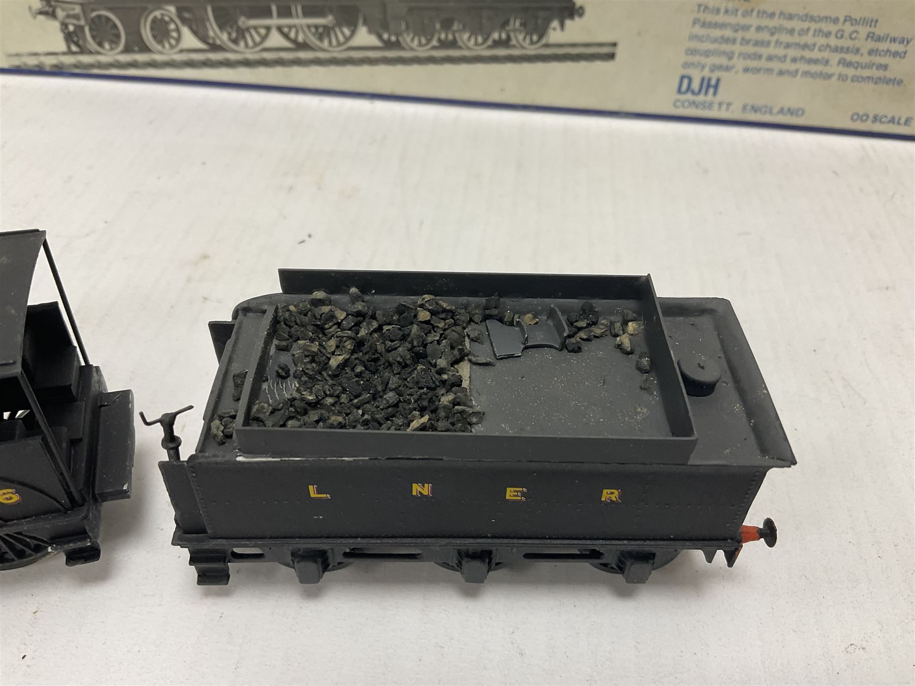 ‘00’ gauge - two kit built steam locomotives and tenders comprising GCR/LNER Class D6 4-4-0 Pollitt Passenger Engine no.2106 finished in LNER black with DJH Models box; Class D9 4-4-0 ‘Queen Mary’ no.62307 finished in BR black (2) 