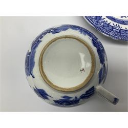 Late 18th/early 19th century Chinese export dinner plate, together with
Royal Venton Ware in Willow pattern, part dinner service, including two covered tureens, jug, six dinner plates, two serving platters, three serving platters, six dinner plates, seven side plates and seven dessert plates etc