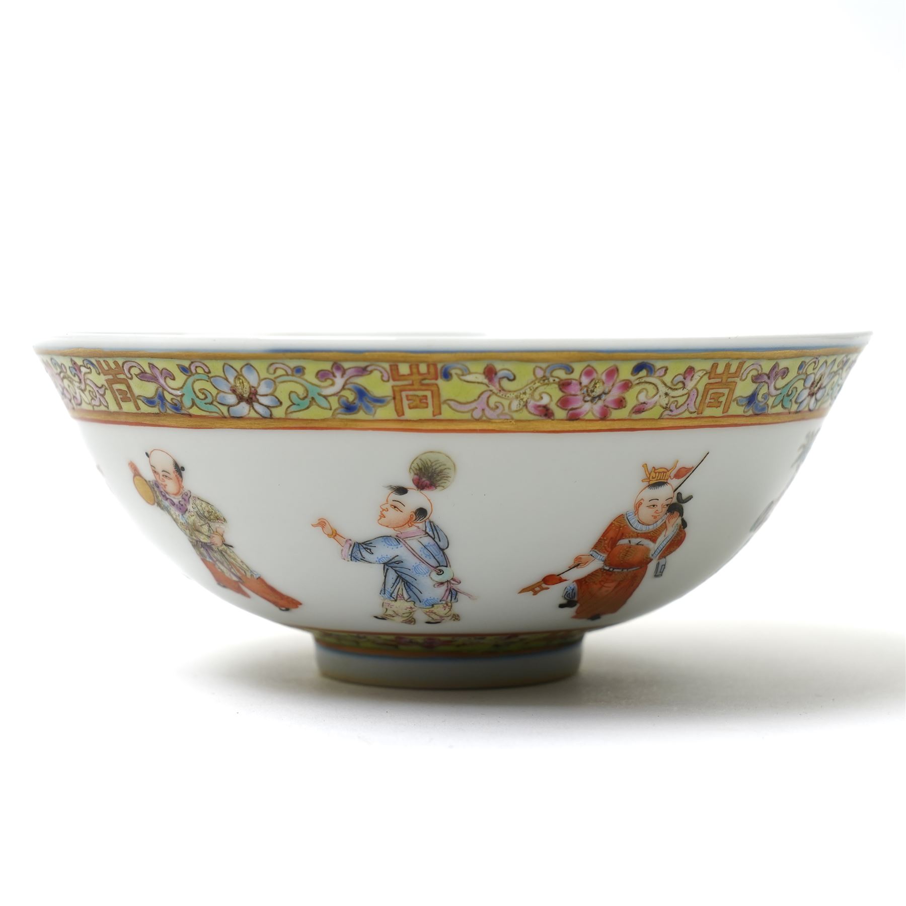 Qianlong style gaiwan bowl and cover, decorated to cover with a poem, and to the bowl with various figures, apocryphal zhuanshu mark to base, H8cm 