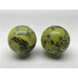 Pair of green serpentine spheres, D6cm