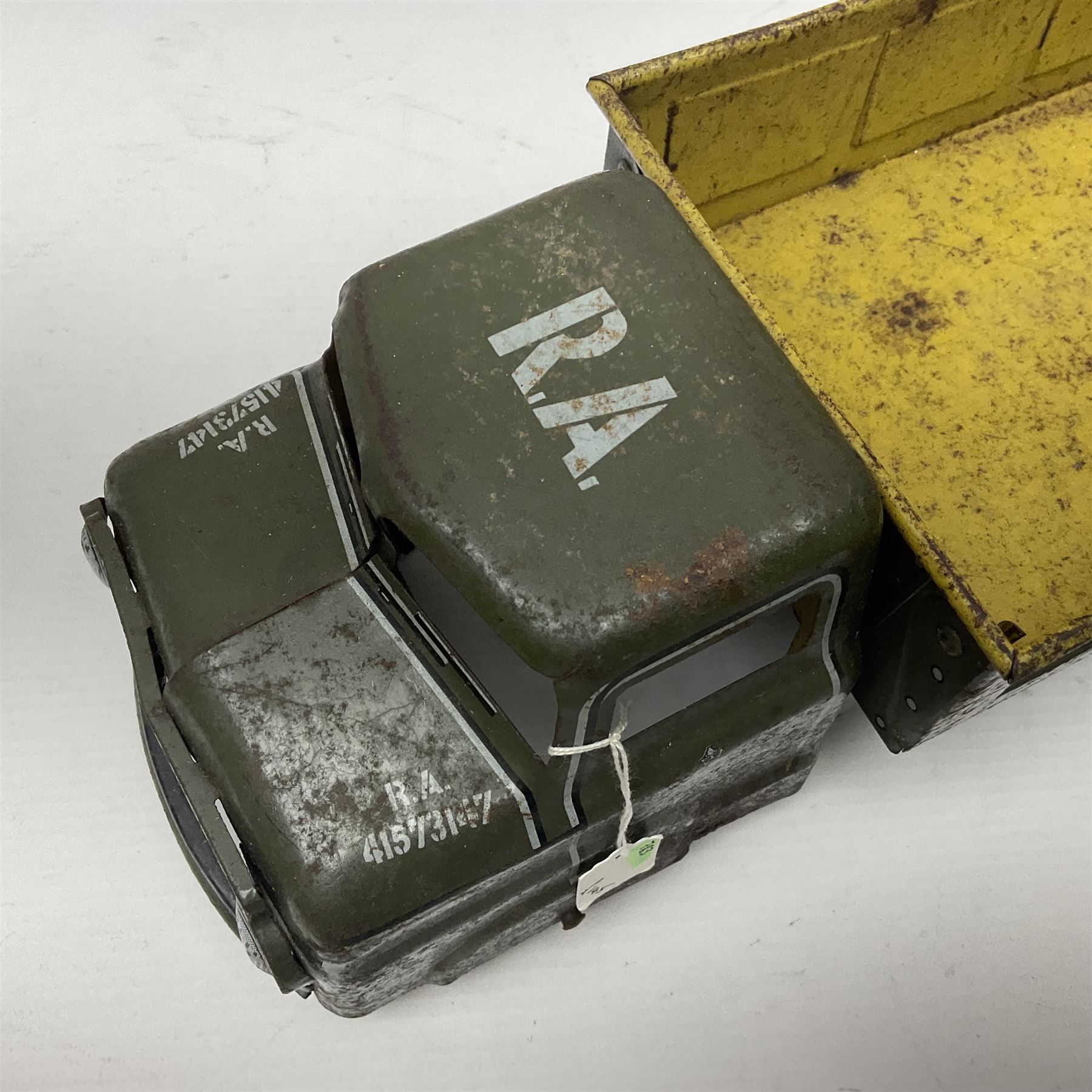 Louis Marx tin plate scale model of Royal Artillery Army transport lorry, circa 1940, H11cm, L32cm 