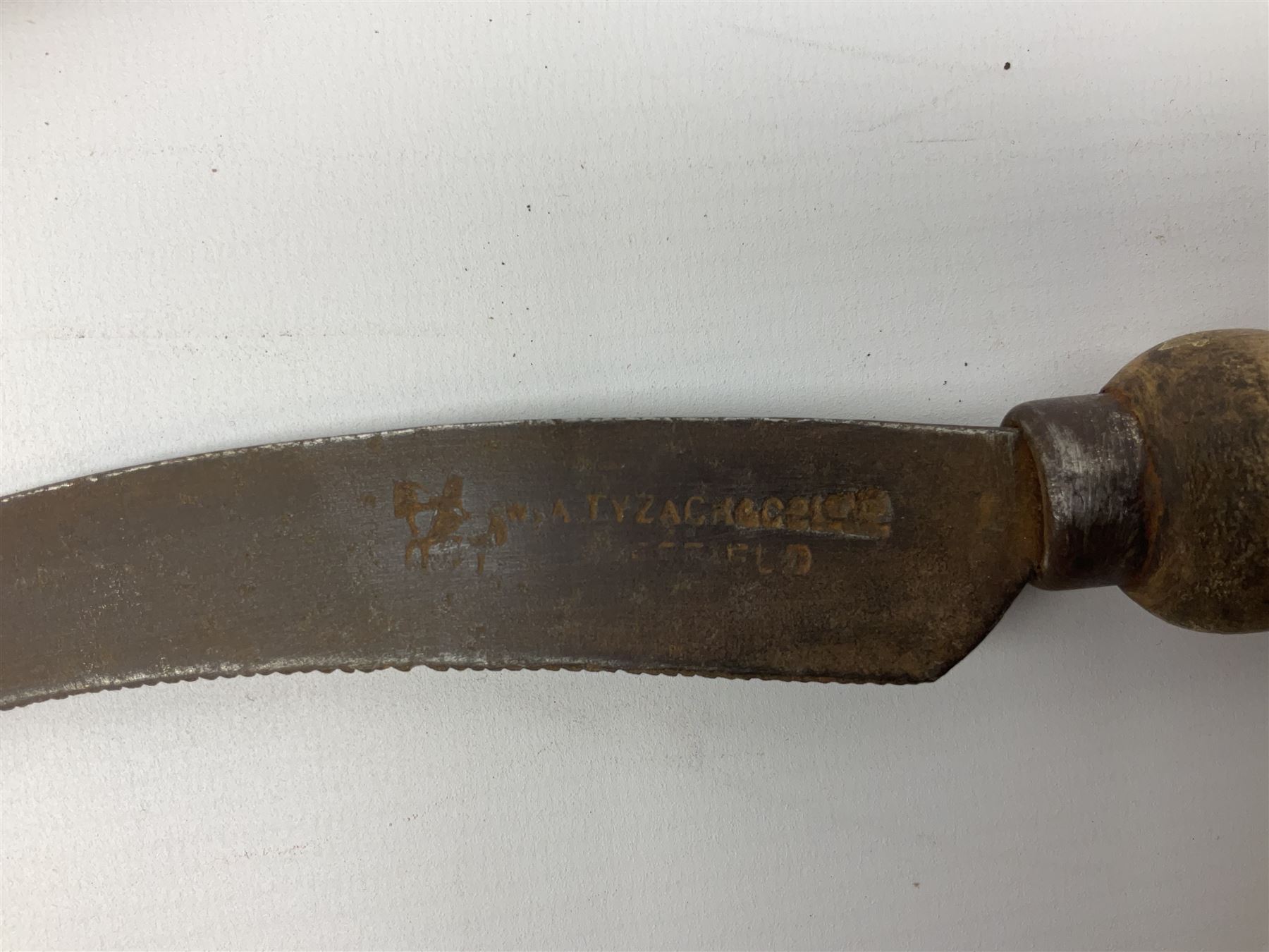 Veterinary fleams and other tools together with various veterinary books, including Hewthorn's Veterinary Guide, Farms and Farming - Vince, Veterinary Practice at Home, etc., and a collection of folding pocket knives, pen knives, hunting knife, etc.