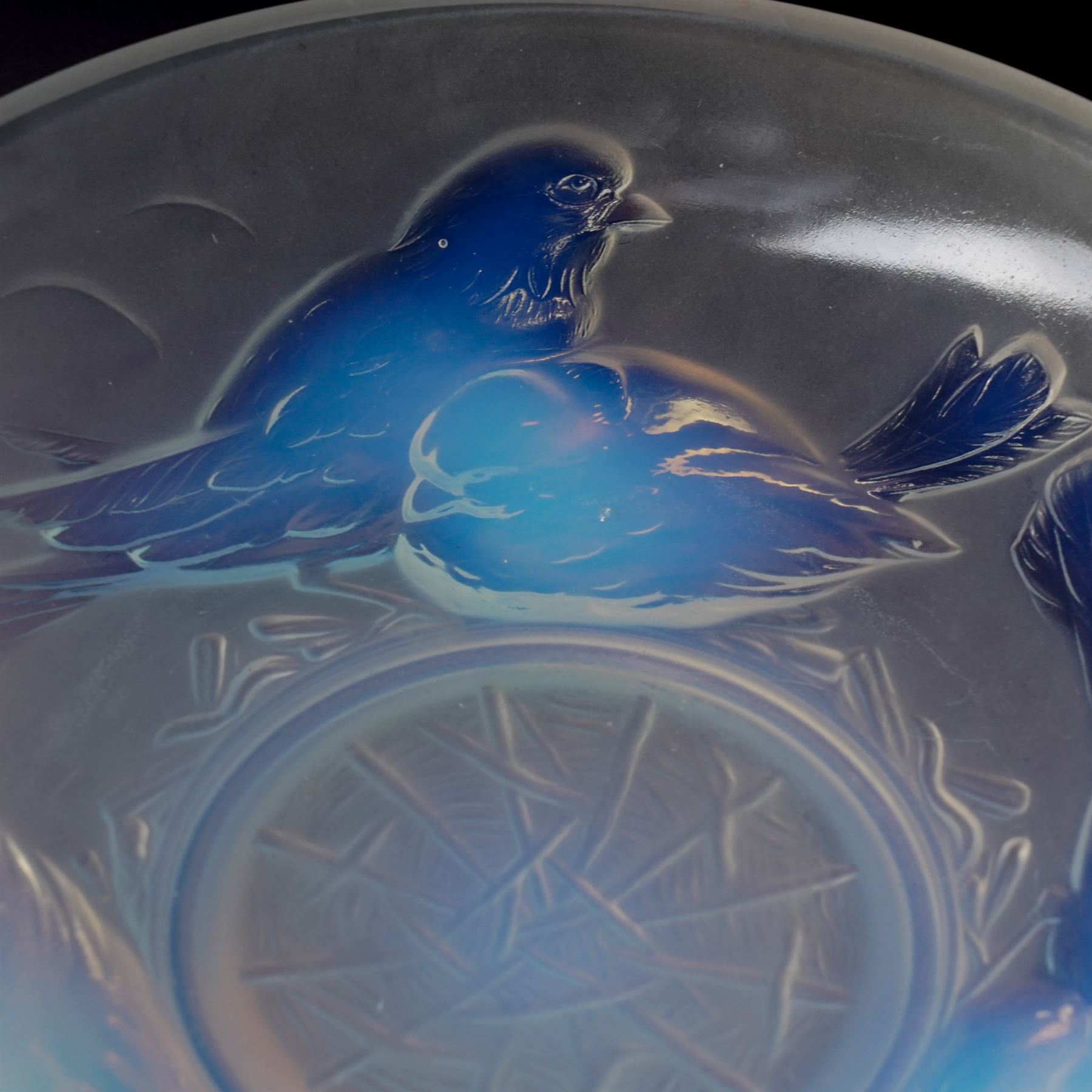 Ezan France - Art Deco 1930s opalescent pressed glass bowl depicting nesting birds, D25cm 