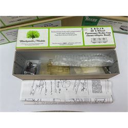 Eighteen boxed '0' gauge model railway kits for coaches and wagons from various makers, to include Roxey Mouldings, Slater’s Wagon Kits, Parkside Dundas, Blacksmith Models etc, all in original boxes (18)