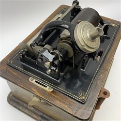 Early 20th century oak cased Edison Standard Phonograph with Model R 4-minute reproducer and brass horn, serial no.572593, last patent date 1905, with cover and cranking handle W33cm