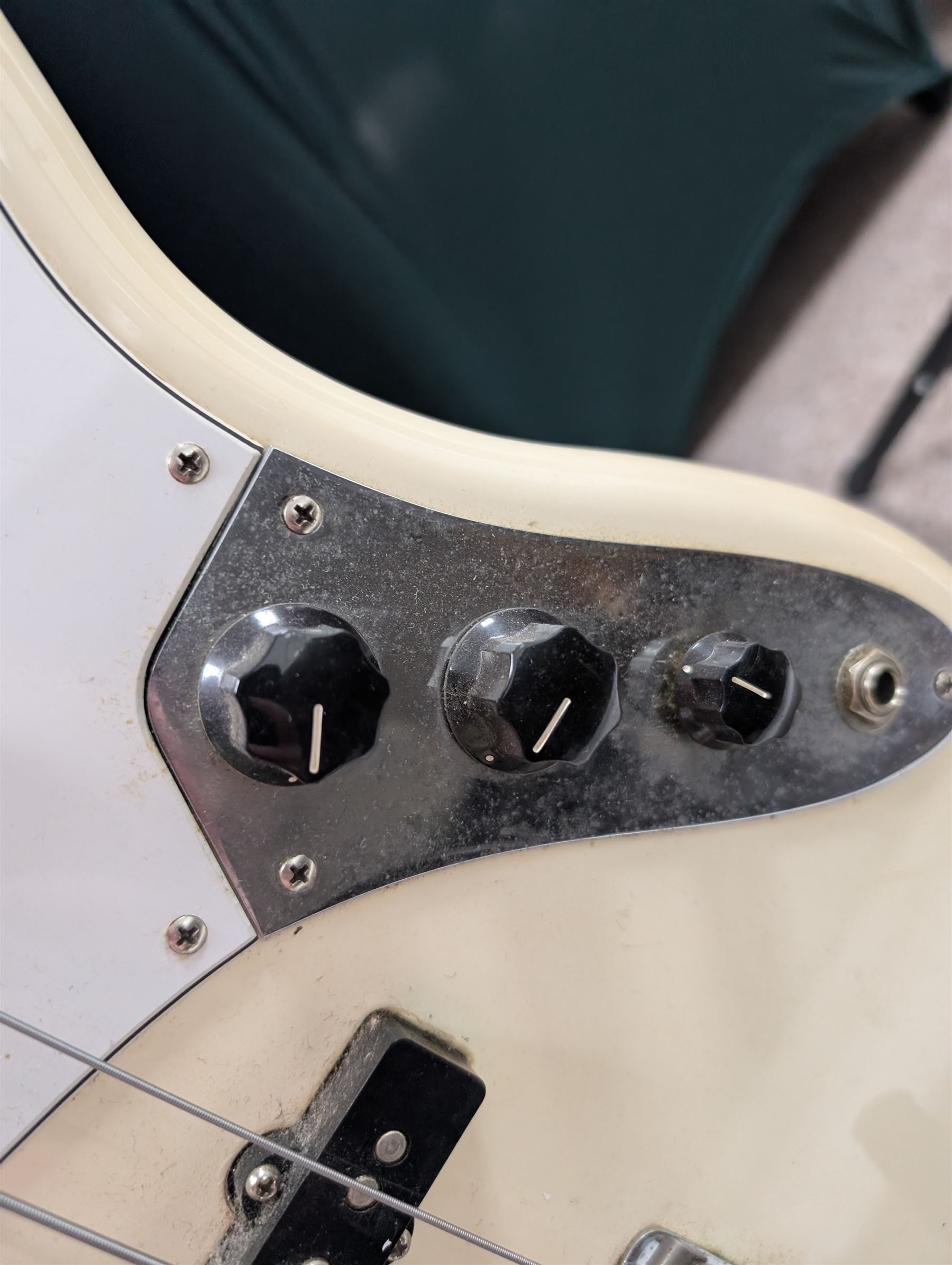 Fender jazz bass guitar, serial no. MZ7182451 made in Mexico c.2007, with cream body, white scratch plate, maple neck, guitar L120cm