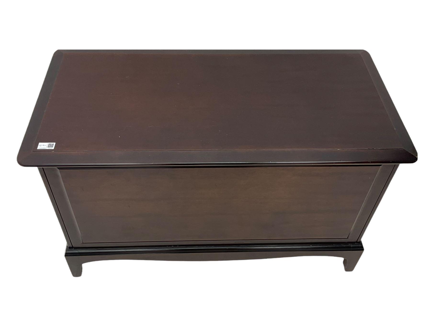 Stag - Minstrel range mahogany three drawer chest, pair of matching bedside stands and blanket box