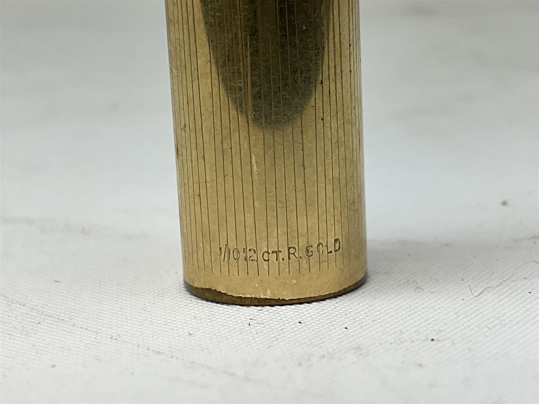 Five Parker fountain pens with gold caps, to include 65 Consort Insignia with rolled cross hatch gold cap, two Parker 51 fountain pens in burgundy with 12ct rolled gold caps, together with two further 51 examples in blue and black, all with stamped lids