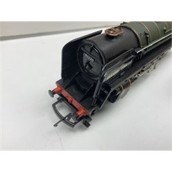 Hornby '00' gauge - Class 9F 2-10-0 locomotive 'Evening Star' No.92220; Standard Class 7P6F locomotive 'Britannia' No.70000; both boxed; and 4-6-2 locomotive 'Flying Scotsman' No.4472; in box base only with slip-case (3)