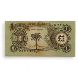 Very large quantity of The Republic of BIAFRA 'Bank Of BIAFRA' one pound notes, examples of both designs issued, various prefixes, many being uncirculated or nearly so 