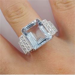 18ct white gold aquamarine ring with stepped diamond shoulders, stamped 750, aquamarine approx 7.90 carat, total diamond weight 0.45 carat