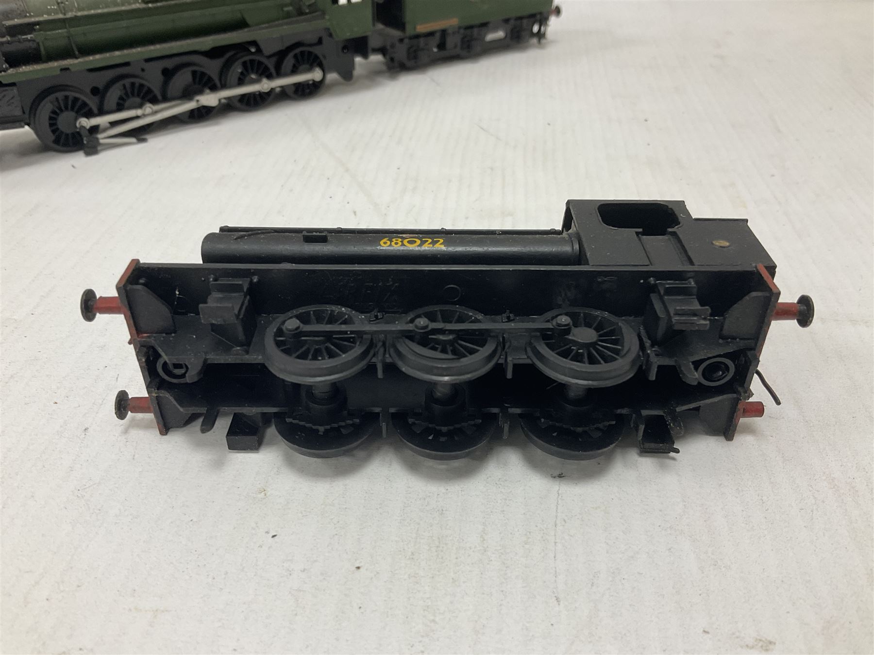 ‘00’ gauge - Airfix locomotive model kits comprising series 4 City of Truro kit and empty series 4 box, series 4 Mogul, two series 4 Harrow kits, all boxed; together with Rosebud Kitmaster Stirling kit and quantity of loose plastic locomotives and tenders from Airfix, Kitmaster, Ratio etc 