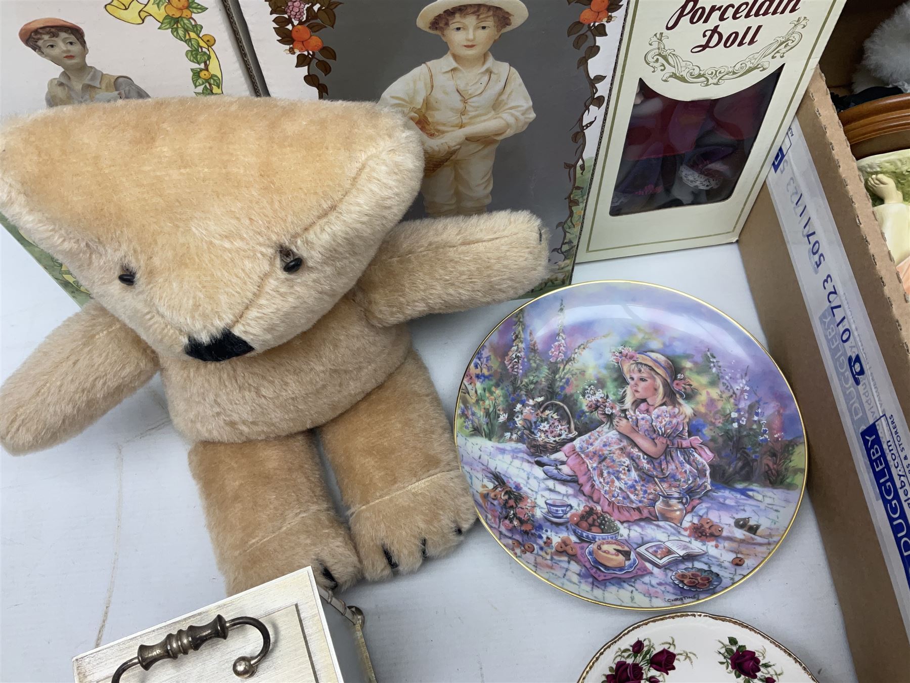 Beswick character jug, together with Leonardo Collection figures, porcelain dolls etc 