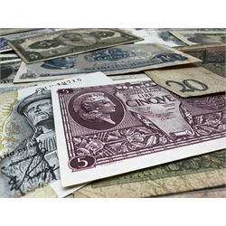 Great British and World banknotes, including Bank of England Hollom ten pounds 'A18' and five pounds 'N12', Fforde ten pounds 'A70' and five pounds 'Z26', various one pound notes, Central Bank of Belize one dollar '1st January 1987', Canada one dollar 'Ottawa 1973' etc
