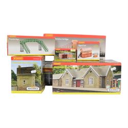Hornby 00 gauge accessories and Skaledale buildings, comprising R8798 Skaledale East Stati...