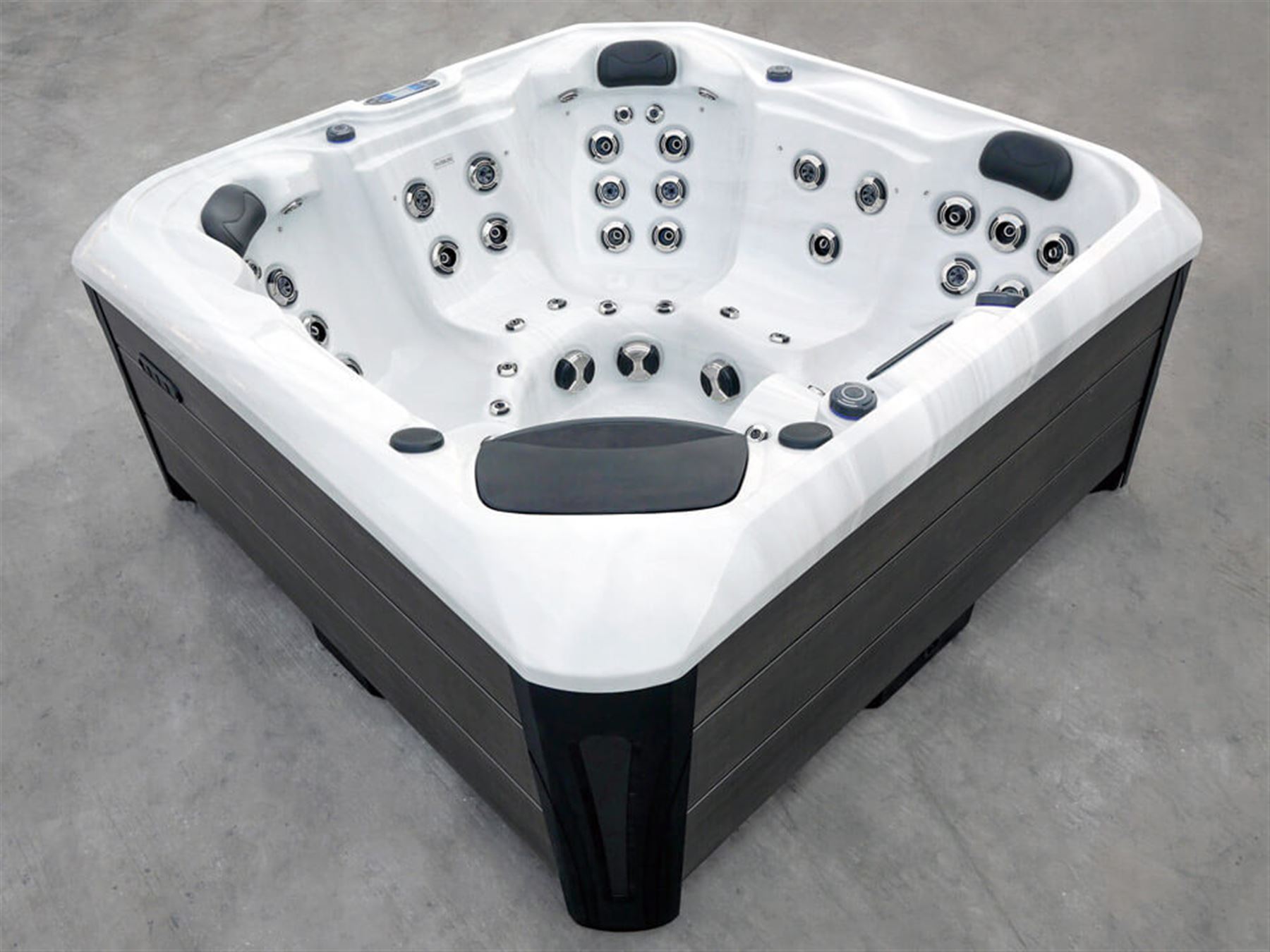 Platinum Spas Santorini 846A 6 person hot tub, with five seats and a lounger,  52 multiple jets, 7.3kw, 32 Amp, with hinged cover in full working order.

https://e.issuu.com/embed.html?backgroundColor=%23000000&d=platinum_brochure_uk_2023_v5_lr&hideIssuuLogo=true&hideShareButton=true&u=superiorwellness