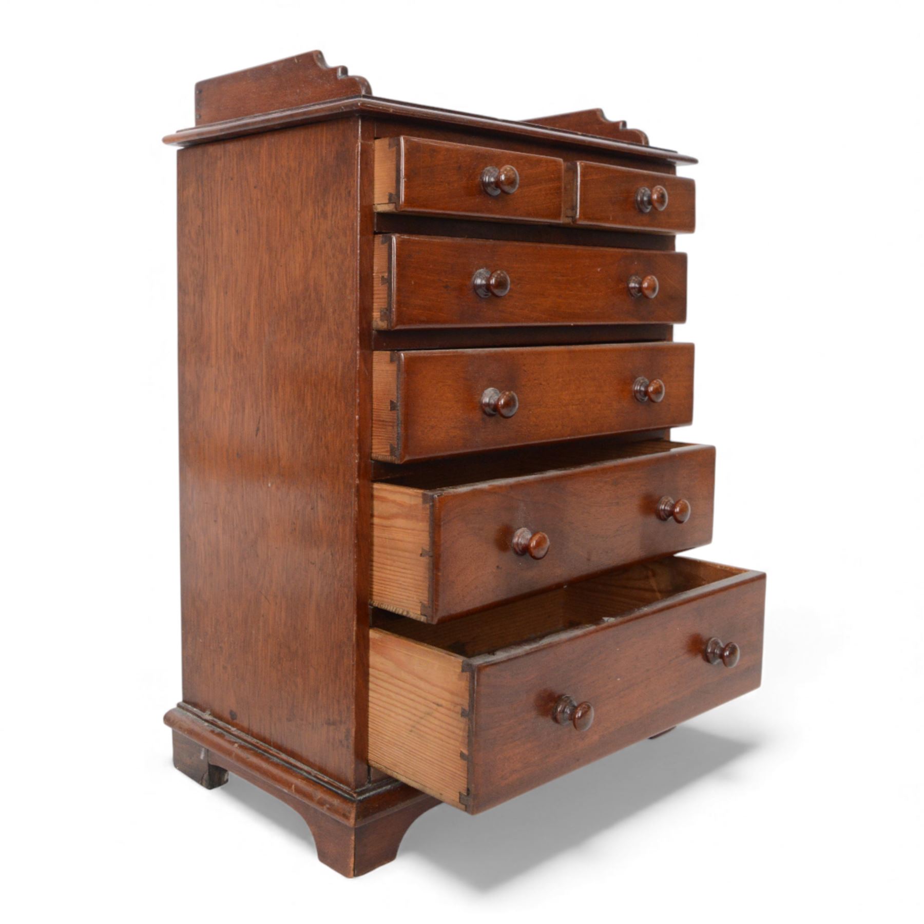 Victorian mahogany tabletop chest of drawers, of two small over three graduated drawers, H41cm