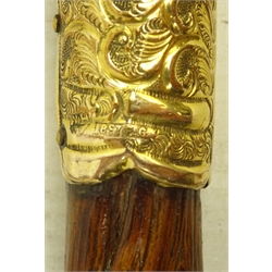  Hawthorn walking stick with gold mount, marked 'WH 18ctP.G.', L91cm  