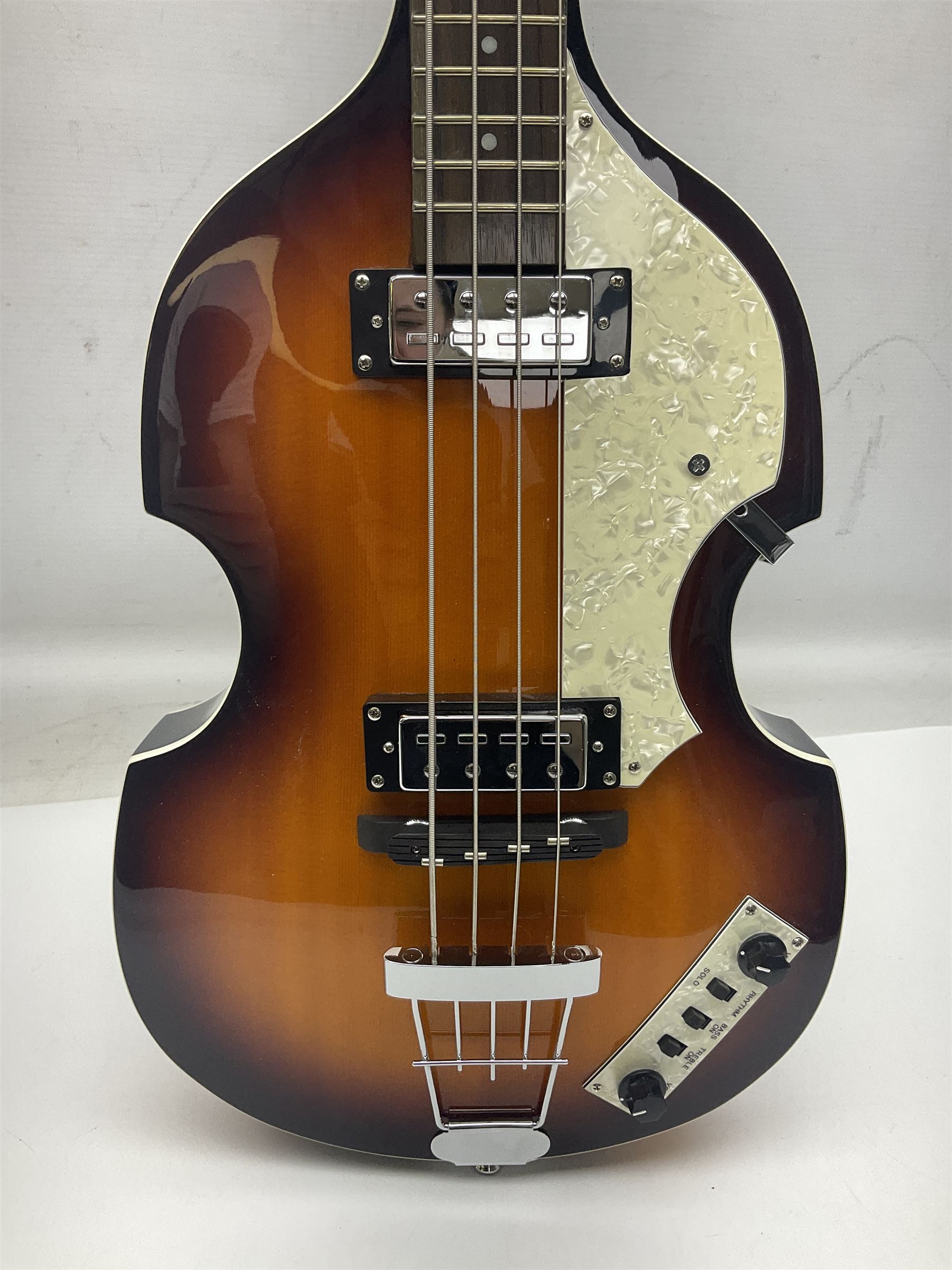 Hofner B-Bass Hi-Series electric bass guitar with sunburst finish L110cm; in Thomann fitted case
