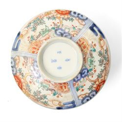 19th century Japanese rice bowl, with four character mark in underglaze blue to cover, H9cm; together with four Japanese chargers, largest D31cm (5)