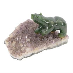 Inuit jade bear, upon an amethyst geode base, H7cm, L12cm