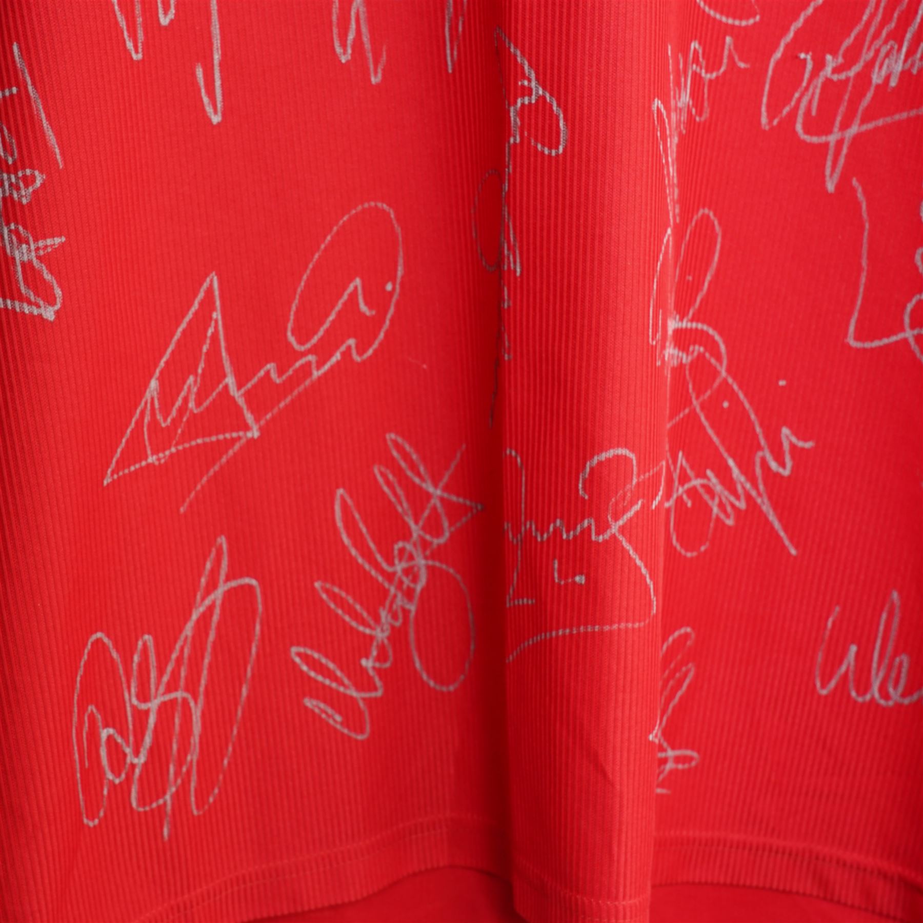 Manchester United 1998/99 treble winning squad Umbro shirt with signatures in silver pen and with certificate