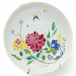 Chinese shallow bowl decorated with pink, yellow and blue flowers, 18th century Yongzheng mark D19cm
