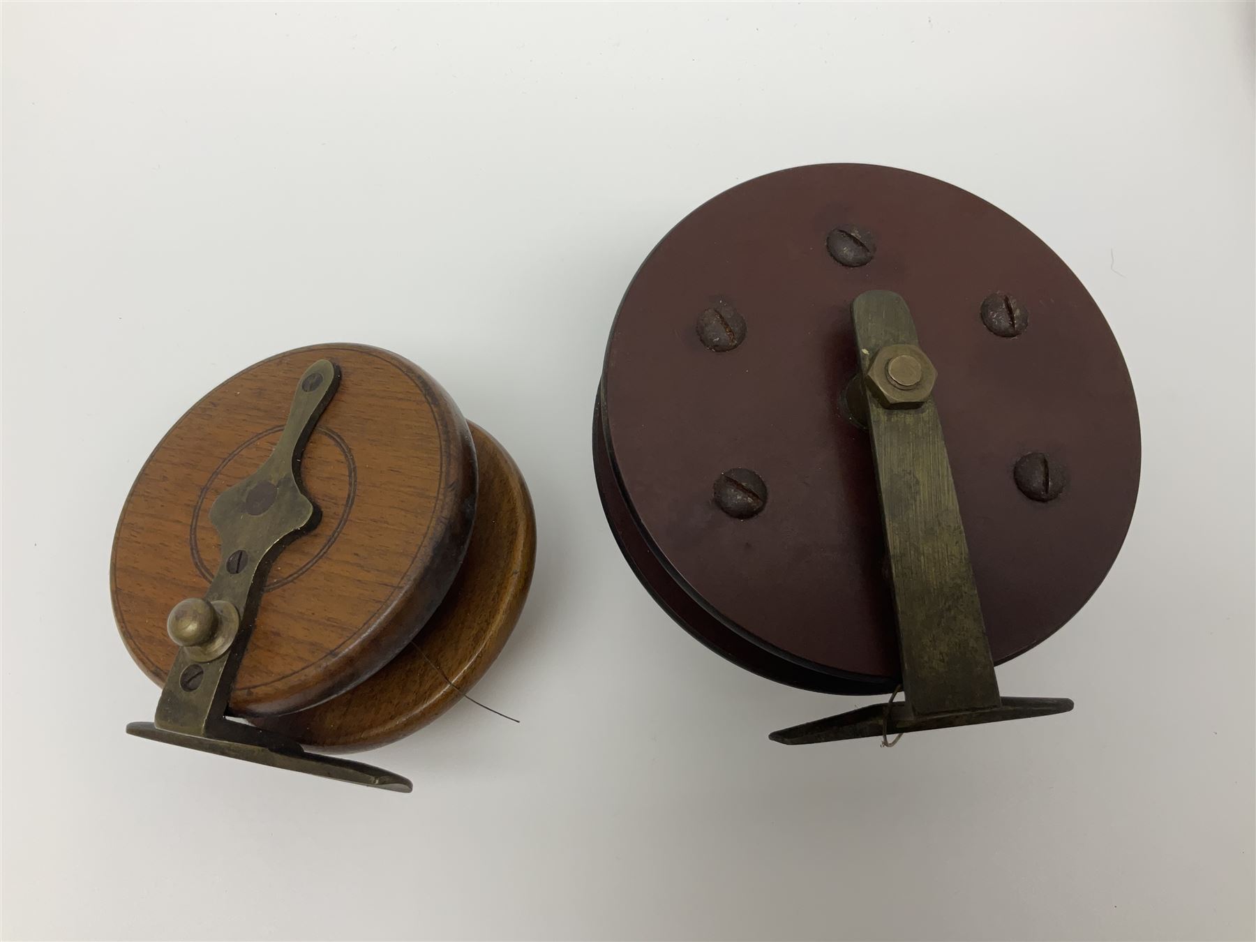 Six early 20th century fishing reels, to include wooden and brass examples, together with a leather powder flask, 1913 Christmas tin, Morgan dollar, Queen Victoria double florin and a collection of other coins, etc 