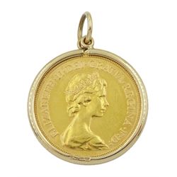 Queen Elizabeth II 1974 gold full sovereign coin, loose mounted in 9ct gold pendant, stamped 375