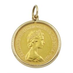 Queen Elizabeth II 1974 gold full sovereign coin, loose mounted in 9ct gold pendant, stamped 375