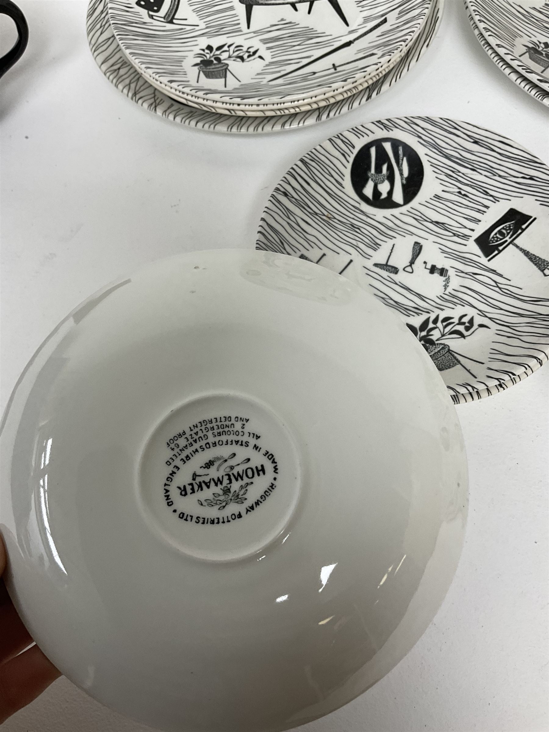 Ridgway Potteries Homemaker pattern tea and dinnerware, comprising four bowls, three side plates, two medium plates and one large plate, three saucers and teacup