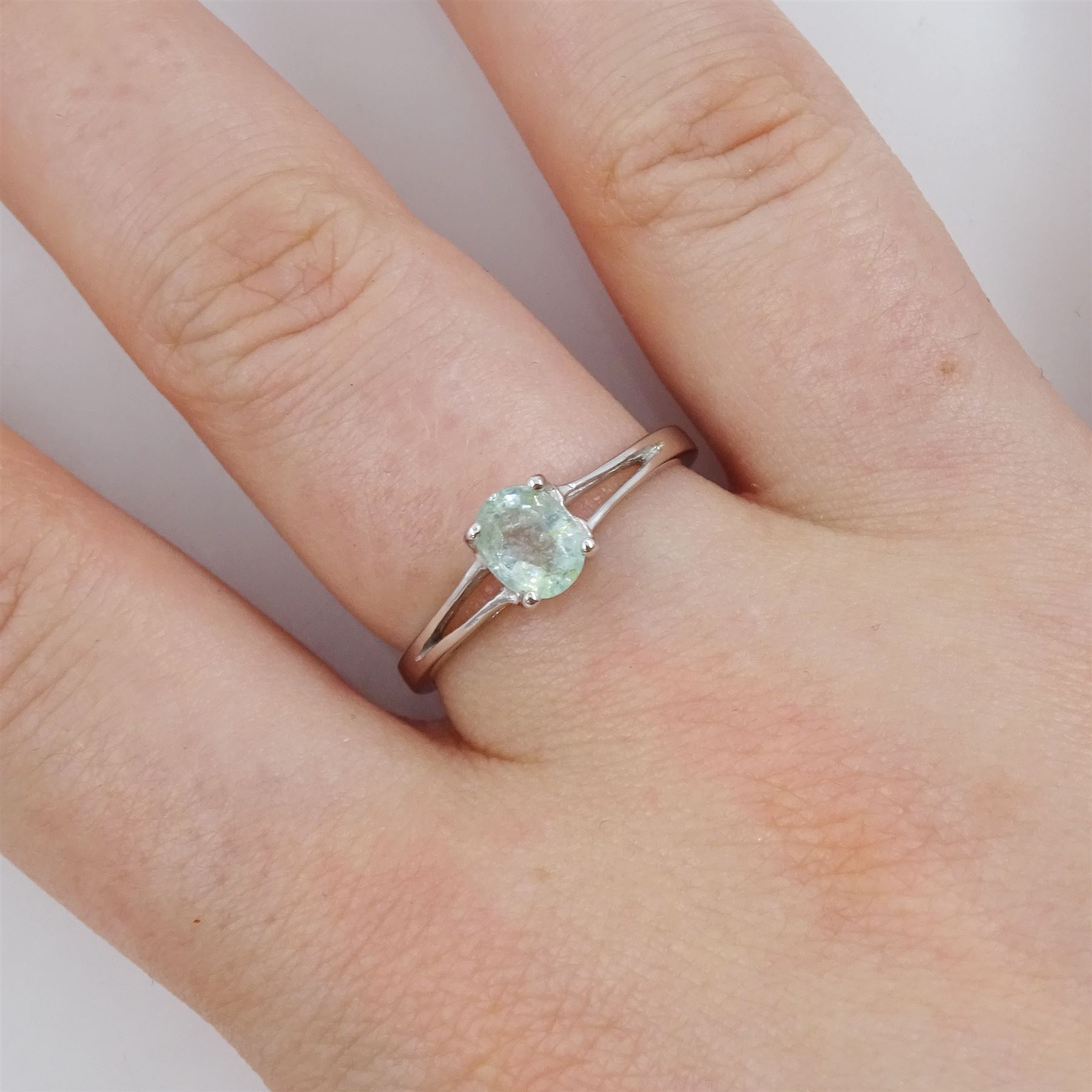 18ct white gold single stone oval cut Paraiba tourmaline ring, hallmarked, tourmaline approx 0.55 carat