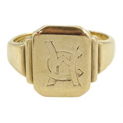9ct gold signet ring engraved with monogrammed initals 'CW', stamped 