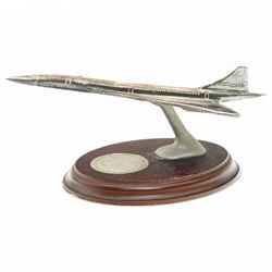 Limited edition silver plate Concorde 'Queen of the Skies' model, base set with commemorative £5 coin, edition no. 0629 of 2450, plane W19cm
