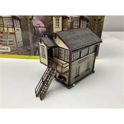 Hornby '00' gauge - thirteen Skaledale trackside buildings/accessories including R8737 Small Gasholder, R9653 Baptist Church, R8542 Holly Farm Workshop, R8534 Signal Box, R8854 Fan Drift, R8525 Holly Farm Stables, R9531 Magna Waiting Room, R8778 Fan House, R8709 Fuel oil Tanks etc; all boxed (13)