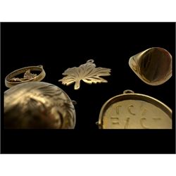 9ct gold charms, including crossed swords, signet ring, horseshoe and leaf, and a 14ct gold fireplace charm