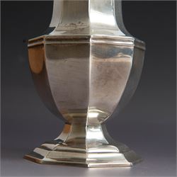 Edwardian silver sugar caster, of octagonal urn form, upon an octagonal foot, the removable pierced cover with urn finial, hallmarked Charles & George Asprey, London 1909, H21cm 