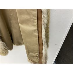 Mid length fox fur coat, with hook fastening and satin lining