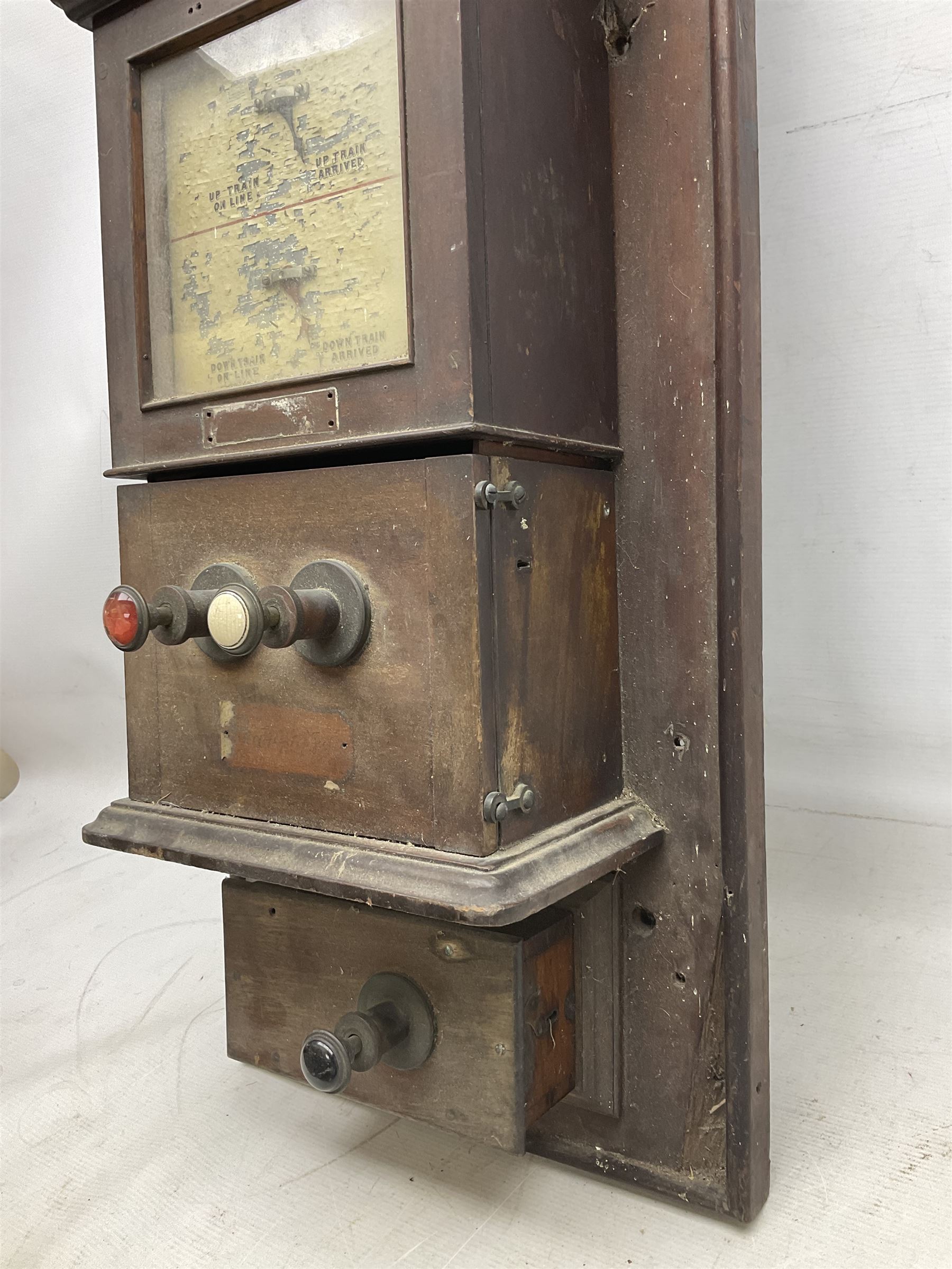 Railway  repeater signal box, with signals for train on line and arrival, H97cm