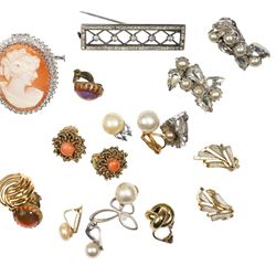 Victorian 9ct rose gold onyx set fob, Chester 1894, silver paste set sunburst brooch / pendant, another paste set brooch, cameo brooch, simulated tortoise shell comb and other costume jewellery 
