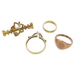 9ct gold jewellery including rose gold signet ring, Birmingham 1919, flower brooch, sovereign holder and wedding band