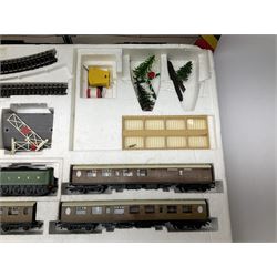 'OO' gauge - Hornby Flying Scotsman boxed set and other various model railway accessories and track