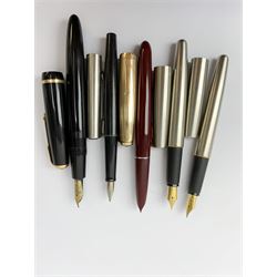 A group of Parker pens, to include a Parker Duofold fountain pen with black resin body and nib marked 14K, a further Parker Duofold with burgundy resin body and nib marked 14K, a Parker Victory with burgundy resin body and nib marked 14K, an example with burgundy body and rolled gold cap, etc. 