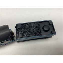 Wrenn '00' gauge - two Castle Class' 4-6-0 locomotives - 'Devizes Castle' No.7002 in GW Green; and 'Windsor Castle' No.4082 in BR Blue; both boxed with instructions (2)